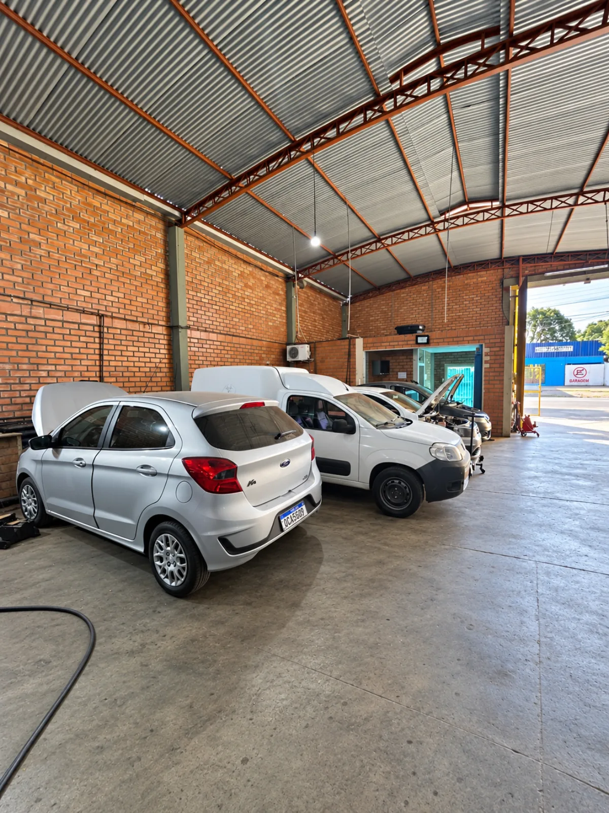 Carros em serviço dentro da oficina Rotta Automotiva