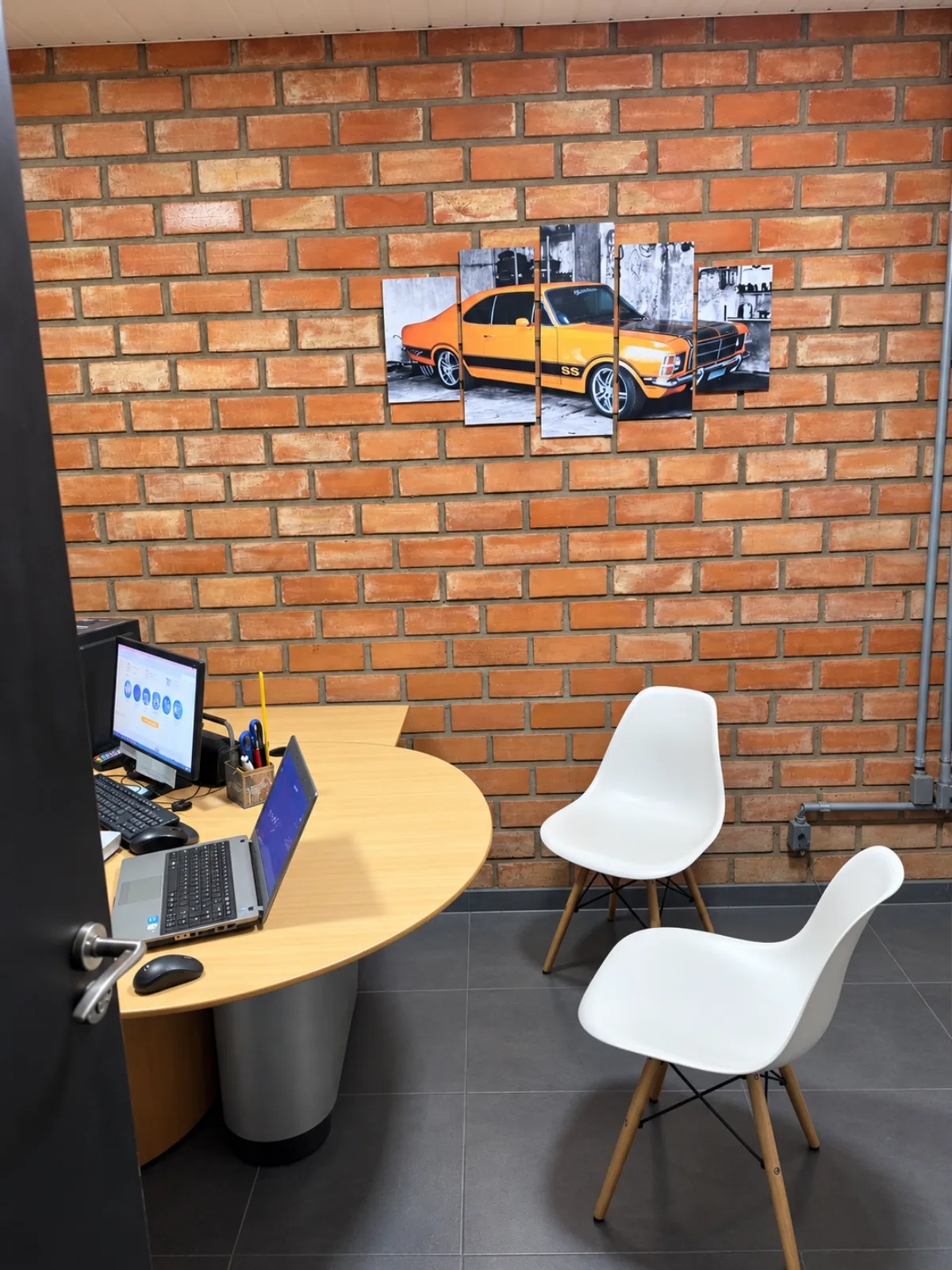 Sala de atendimento da oficina Rotta Automotiva